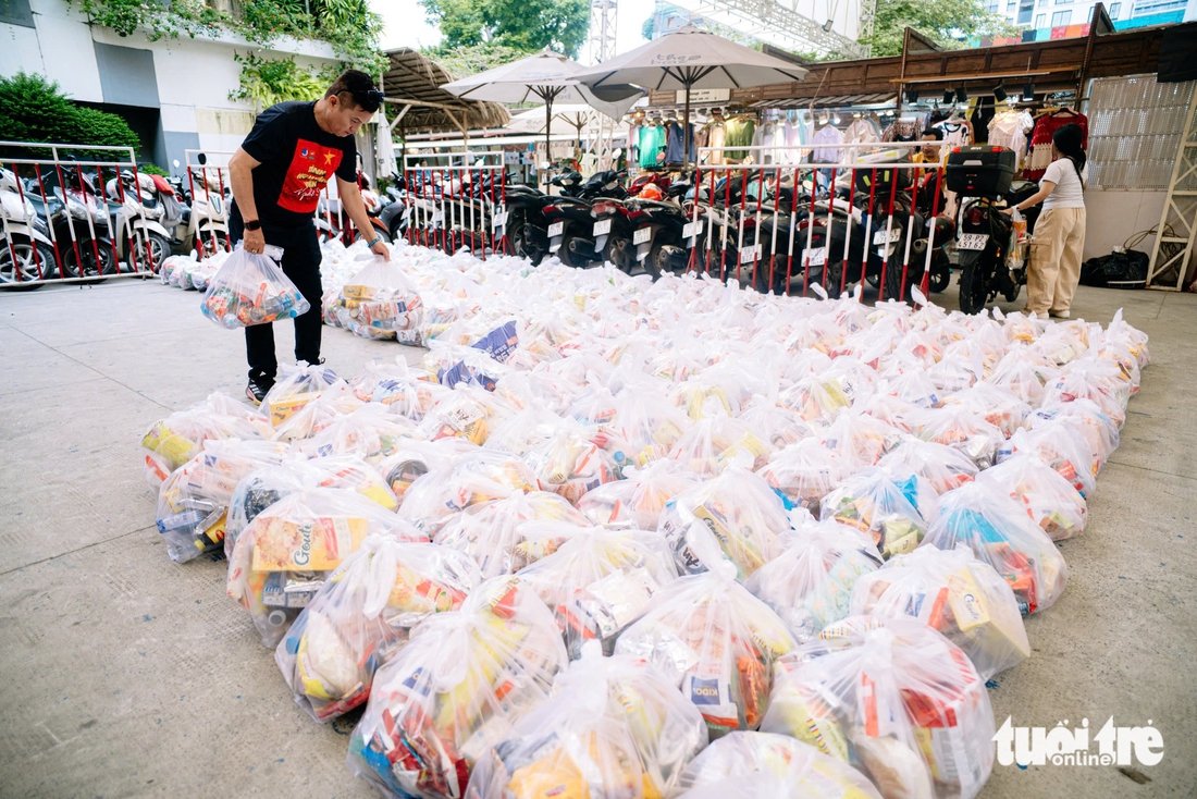 'Cố lên!', 'Vì đồng bào!': Gửi trọn sự ấm áp của TP.HCM về miền Trung - Ảnh 11.
