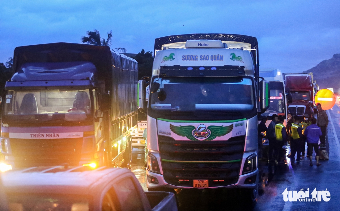 Dòng xe kẹt 30km trên quốc lộ 1 hướng Khánh Hòa đi Phú Yên cũ bắt đầu được giải tỏa - Ảnh 1.