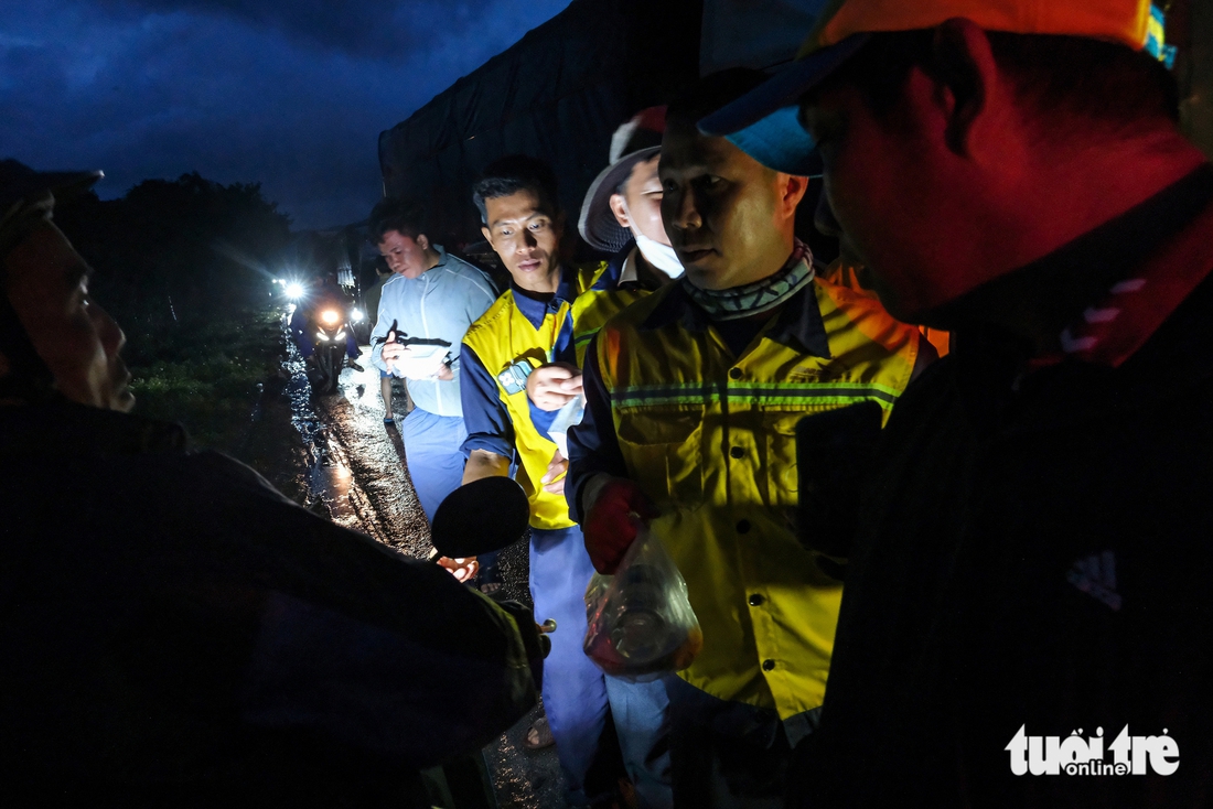 Dòng xe kẹt 30km trên quốc lộ 1 hướng Khánh Hòa đi Phú Yên cũ bắt đầu được giải tỏa - Ảnh 3.