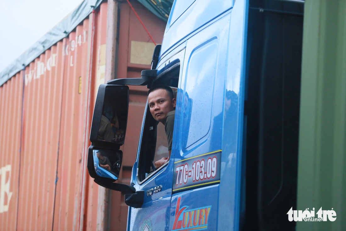 Dòng xe kẹt 30km trên quốc lộ 1 hướng Khánh Hòa đi Phú Yên cũ bắt đầu được giải tỏa - Ảnh 4.