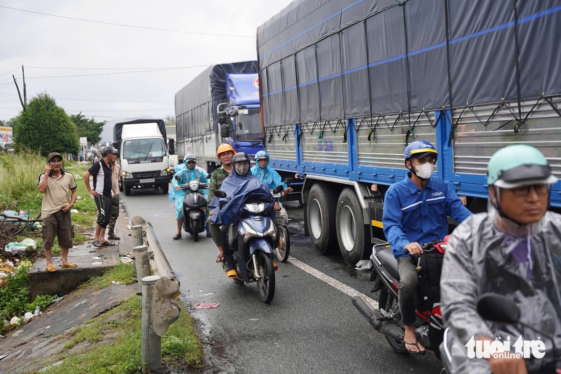 Dòng xe kẹt 30km trên quốc lộ 1 hướng Khánh Hòa đi Phú Yên cũ bắt đầu được giải tỏa - Ảnh 10.