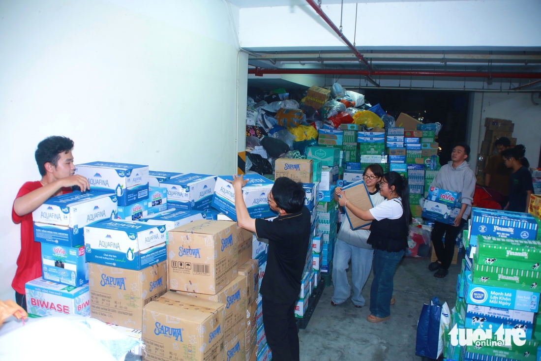 Những tình nguyện viên TP.HCM làm việc trong đêm ở điểm tiếp nhận giúp đồng bào vùng lũ - Ảnh 1.