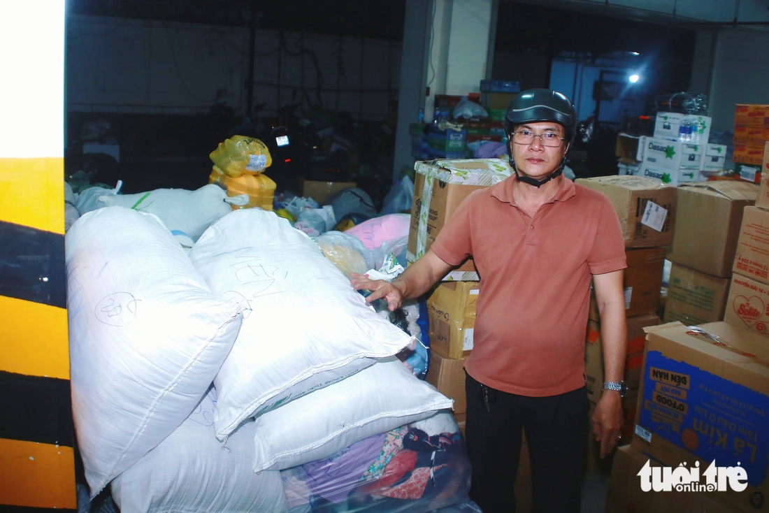 Những tình nguyện viên TP.HCM làm việc trong đêm ở điểm tiếp nhận giúp đồng bào vùng lũ - Ảnh 2.