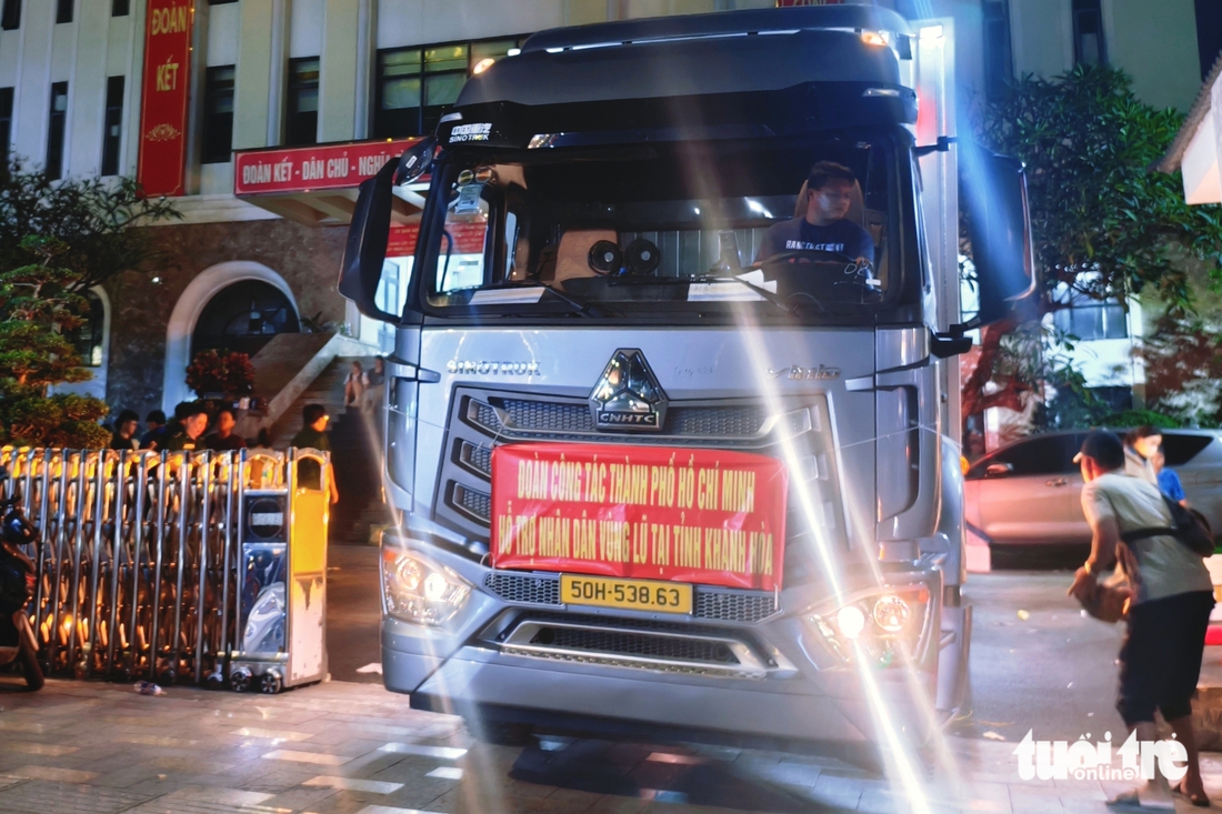 Những tình nguyện viên TP.HCM làm việc trong đêm ở điểm tiếp nhận giúp đồng bào vùng lũ - Ảnh 5.