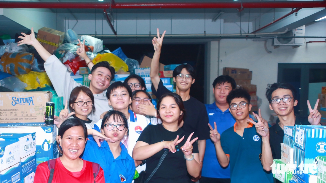 Những tình nguyện viên TP.HCM làm việc trong đêm ở điểm tiếp nhận giúp đồng bào vùng lũ - Ảnh 4.