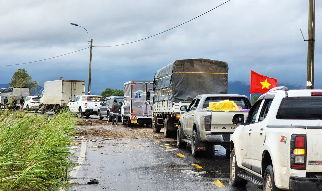 Cứu trợ bão lũ, làm gì để tránh 'nơi thì bội thực - nơi không có gì'? - Ảnh 4.