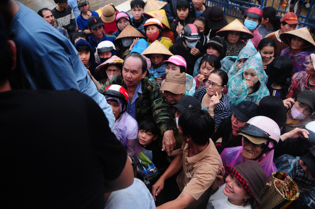 Cảnh nhói lòng ở vùng lũ Đắk Lắk: Những cánh tay chờ một suất chăn màn, hàng hóa cứu trợ - Ảnh 6.