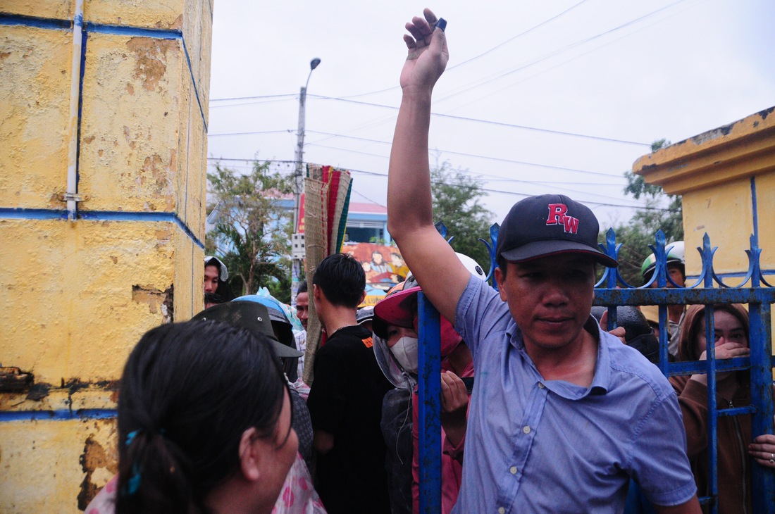 Cảnh nhói lòng ở vùng lũ Đắk Lắk: Những cánh tay chờ một suất chăn màn, hàng hóa cứu trợ - Ảnh 8.