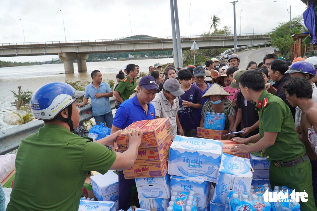 Nhiều tấm lòng đã đến với các hộ dân 'vườn không nhà trống' vùng ngập sâu 4m ở Phú Yên - Ảnh 2.