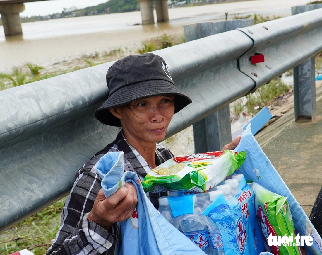 Nhiều tấm lòng đã đến với các hộ dân 'vườn không nhà trống' vùng ngập sâu 4m ở Phú Yên - Ảnh 3.
