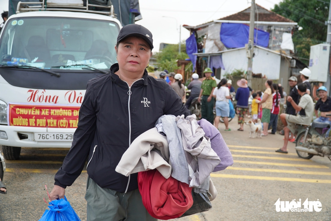 Nhiều tấm lòng đã đến với các hộ dân 'vườn không nhà trống' vùng ngập sâu 4m ở Phú Yên - Ảnh 4.