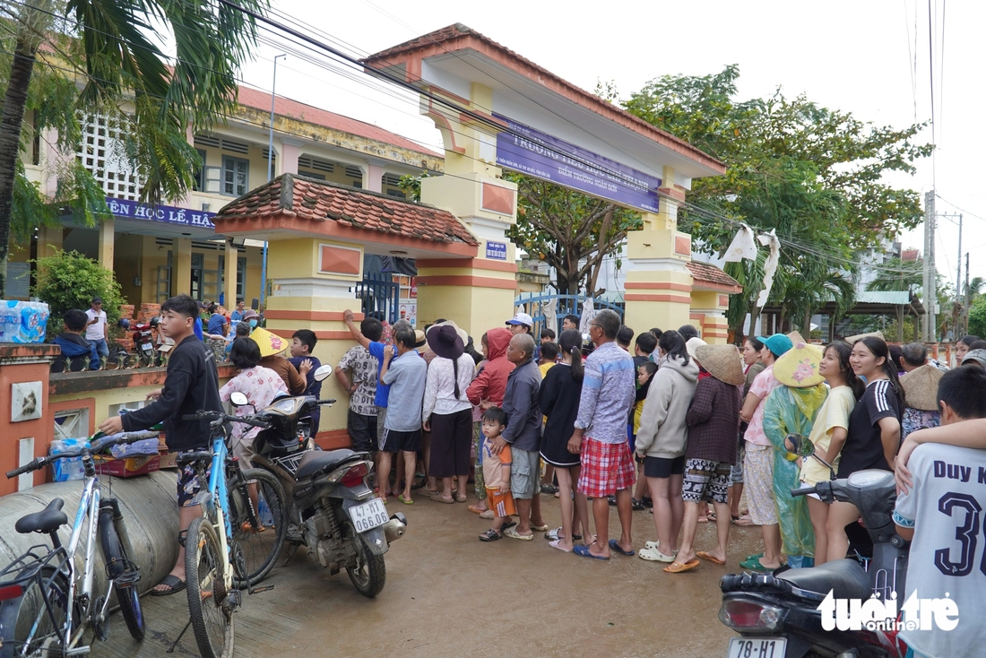 Nhiều tấm lòng đã đến với các hộ dân 'vườn không nhà trống' vùng ngập sâu 4m ở Phú Yên - Ảnh 6.