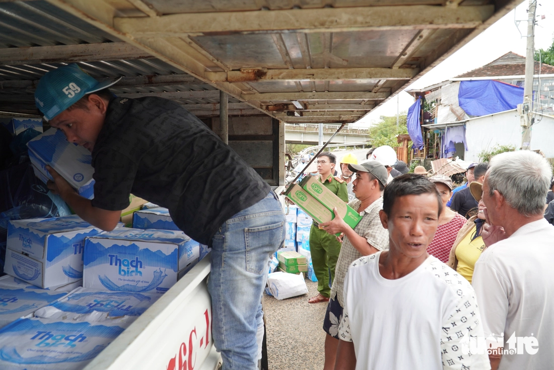 Nhiều tấm lòng đã đến với các hộ dân 'vườn không nhà trống' vùng ngập sâu 4m ở Phú Yên - Ảnh 7.