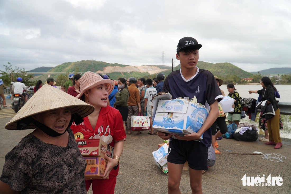 Nhiều tấm lòng đã đến với các hộ dân 'vườn không nhà trống' vùng ngập sâu 4m ở Phú Yên - Ảnh 8.