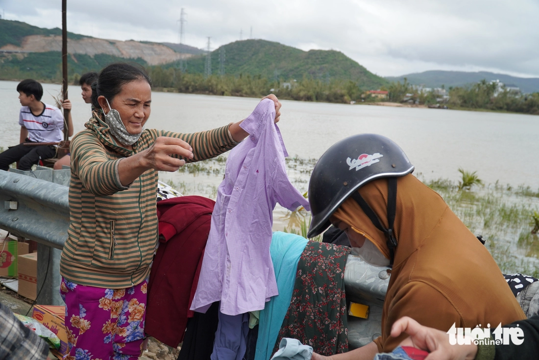 Nhiều tấm lòng đã đến với các hộ dân 'vườn không nhà trống' vùng ngập sâu 4m ở Phú Yên - Ảnh 10.