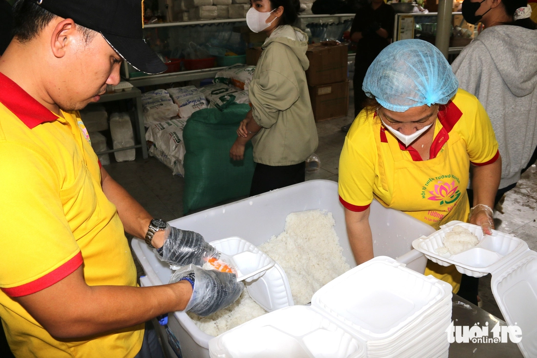TP.HCM ‘đỏ lửa’ 4 bếp ăn phục vụ cho bà con vùng lũ Khánh Hòa - Ảnh 3.