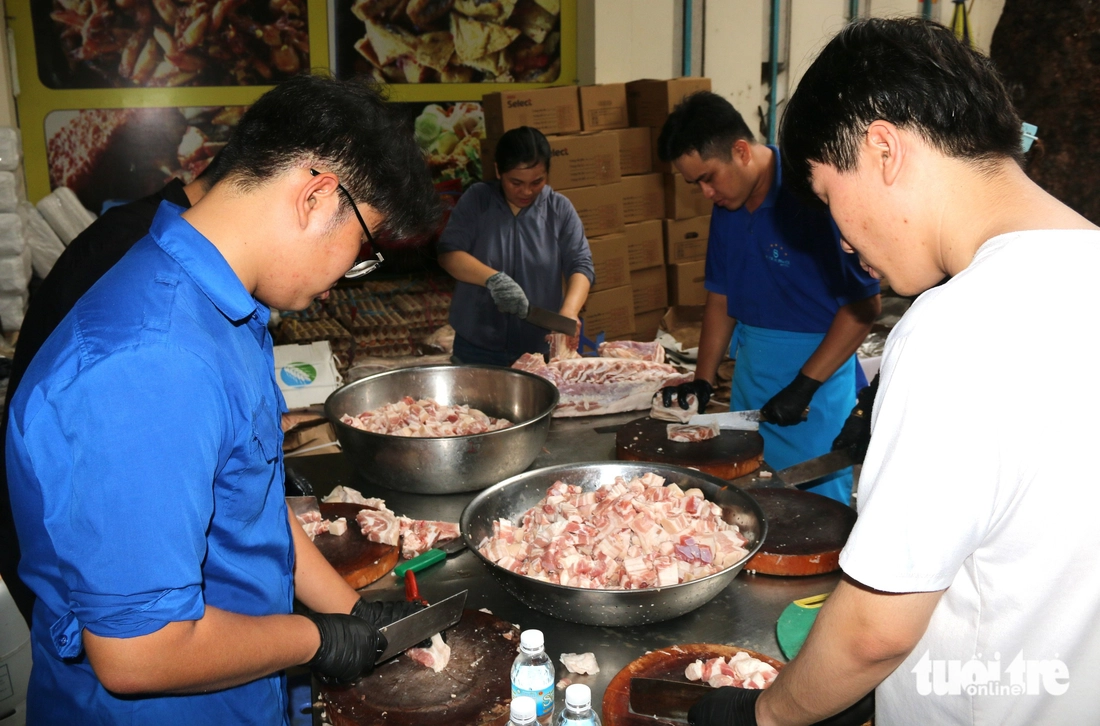 TP.HCM ‘đỏ lửa’ 4 bếp ăn phục vụ cho bà con vùng lũ Khánh Hòa - Ảnh 4.