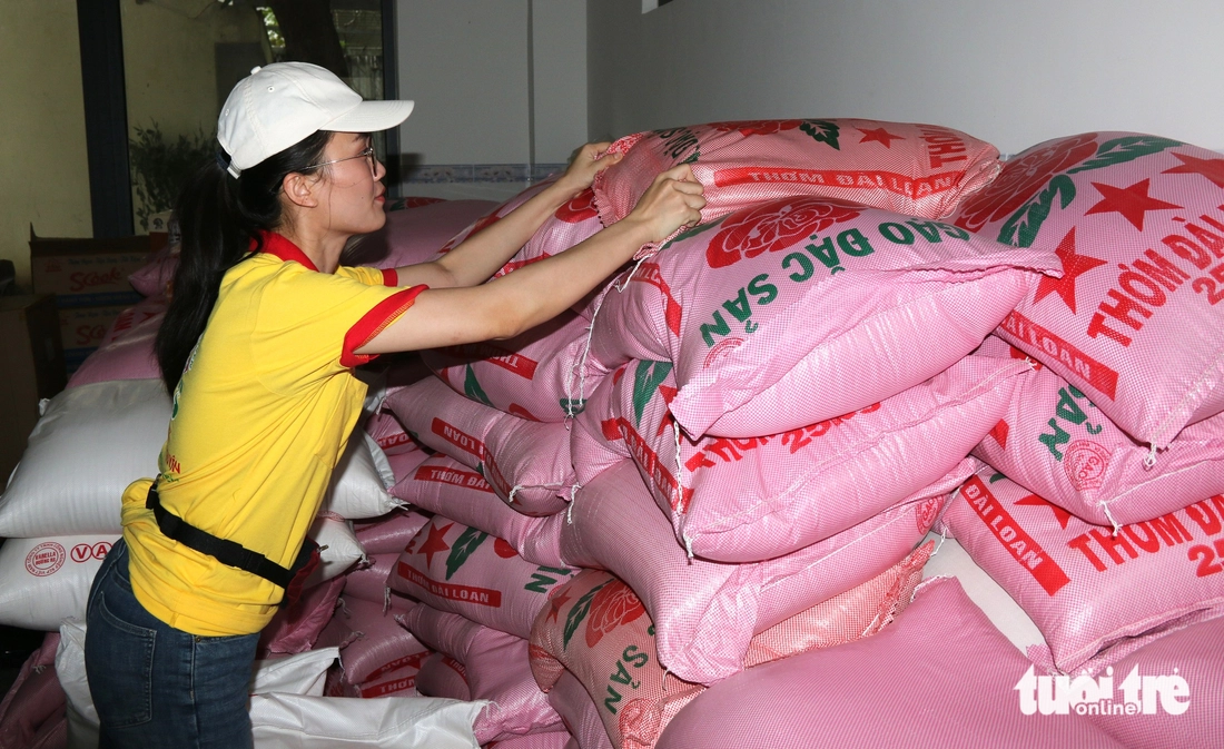 TP.HCM ‘đỏ lửa’ 4 bếp ăn phục vụ cho bà con vùng lũ Khánh Hòa - Ảnh 6.