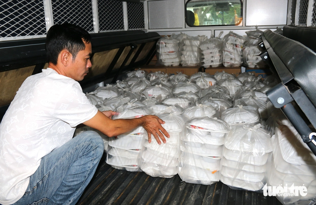 TP.HCM ‘đỏ lửa’ 4 bếp ăn phục vụ cho bà con vùng lũ Khánh Hòa - Ảnh 7.