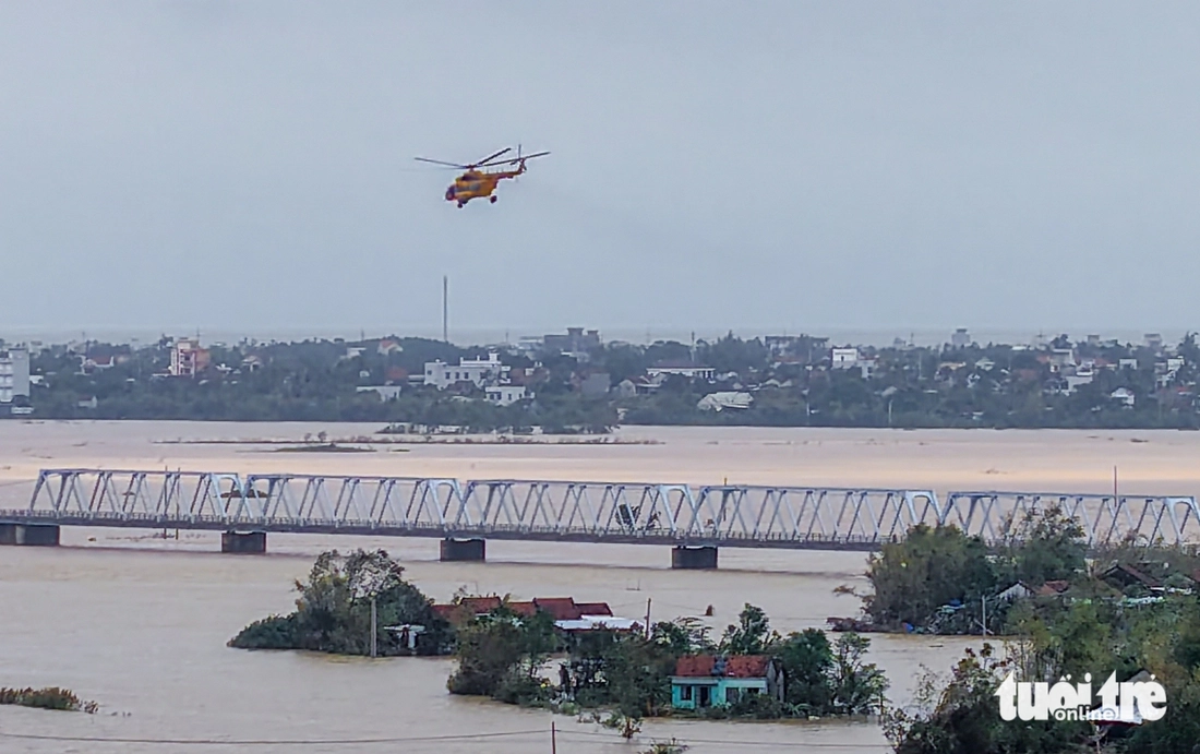 Người dân Phú Yên cũ ùa tới khi trực thăng trung đoàn 917 hạ cánh đưa hàng cứu trợ khẩn cấp - Ảnh 2.