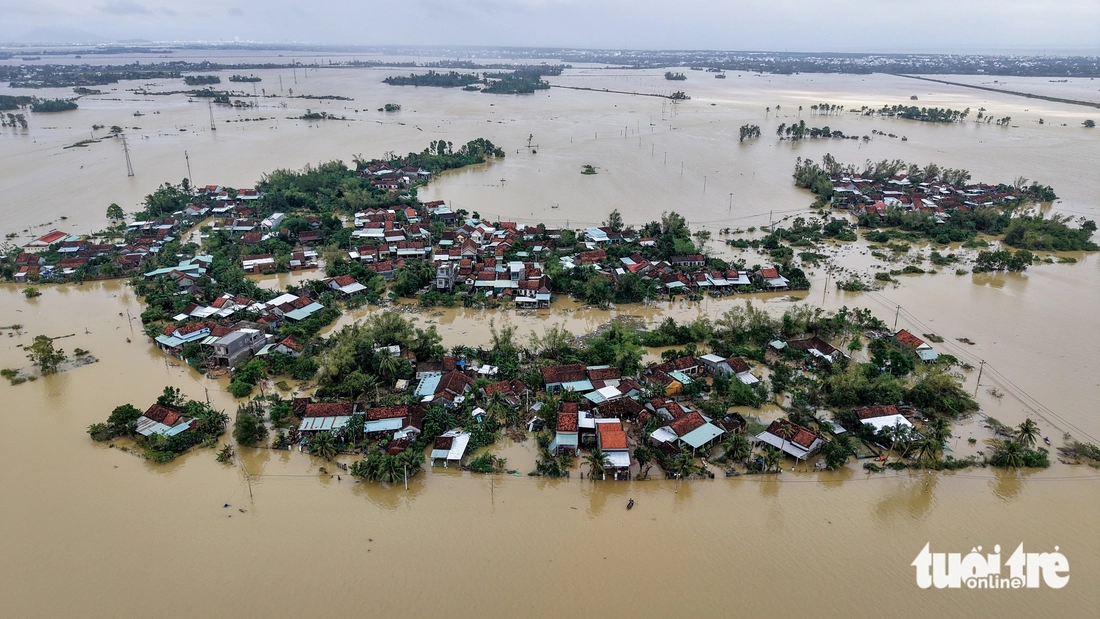 Người dân Phú Yên cũ ùa tới khi trực thăng trung đoàn 917 hạ cánh đưa hàng cứu trợ khẩn cấp - Ảnh 3.