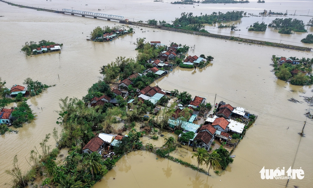 Người dân Phú Yên cũ ùa tới khi trực thăng trung đoàn 917 hạ cánh đưa hàng cứu trợ khẩn cấp - Ảnh 9.
