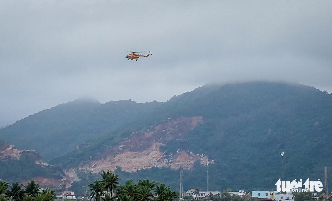 Người dân Phú Yên cũ ùa tới khi trực thăng trung đoàn 917 hạ cánh đưa hàng cứu trợ khẩn cấp - Ảnh 10.