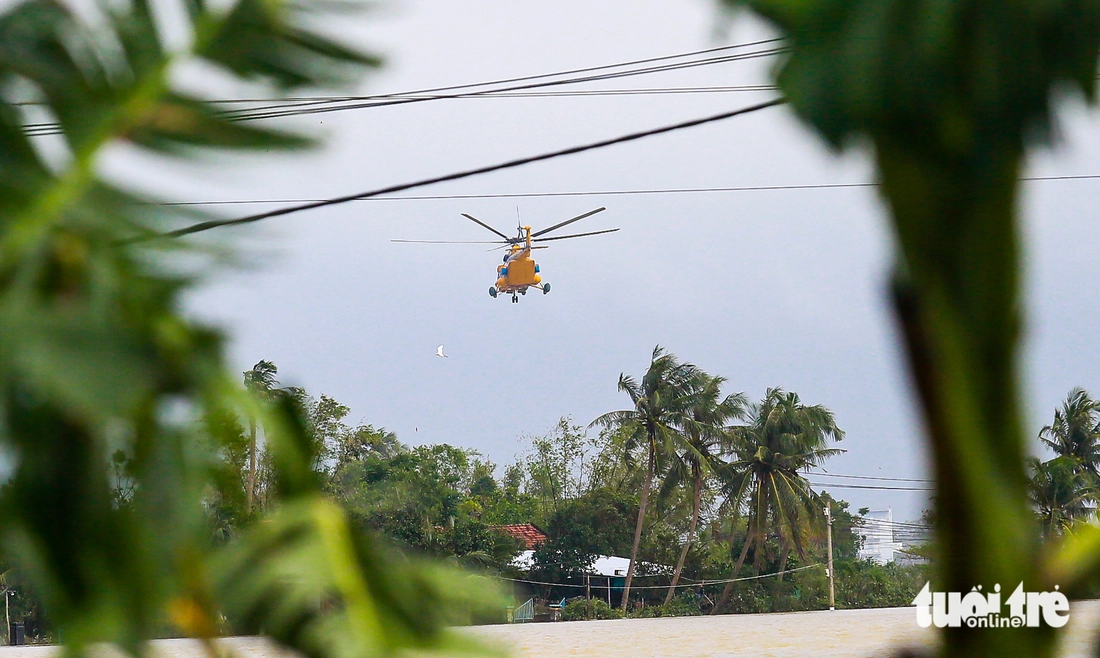 Người dân Phú Yên cũ ùa tới khi trực thăng trung đoàn 917 hạ cánh đưa hàng cứu trợ khẩn cấp - Ảnh 12.