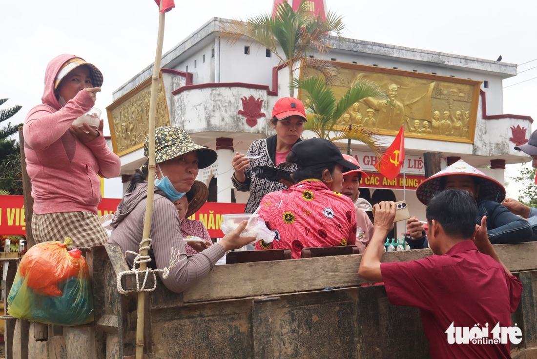 Biệt đội tiếp tế máy cày ở 'rốn lũ' Hòa Thịnh của ông Tiên và 10 phụ nữ - Ảnh 7.