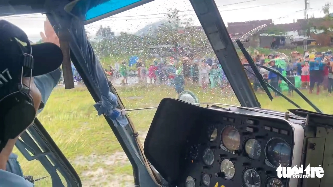 Người dân Phú Yên cũ ùa tới khi trực thăng trung đoàn 917 hạ cánh đưa hàng cứu trợ khẩn cấp - Ảnh 4.