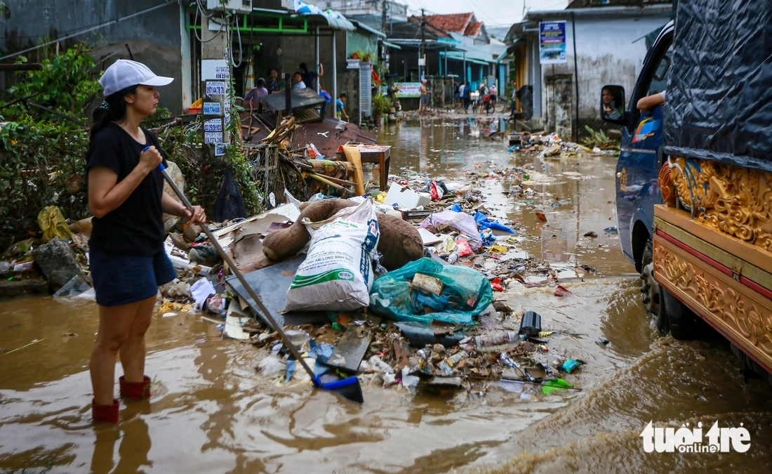 Nước rút dần, để lại khung cảnh tan hoang cho vùng lũ Phú Yên cũ- Ảnh 2.