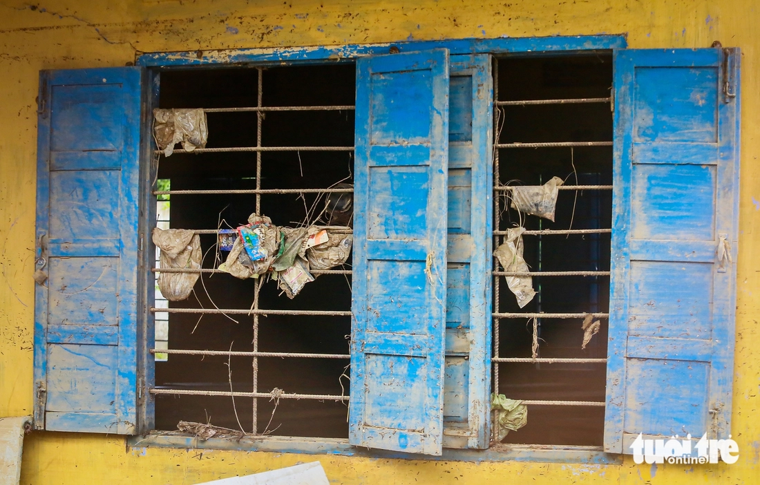 Nước rút dần, để lại khung cảnh tan hoang cho vùng lũ Phú Yên cũ - Ảnh 10.