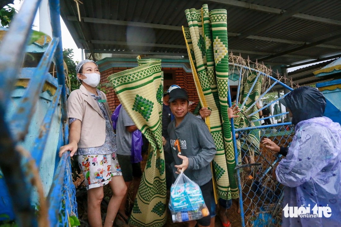 Nước rút dần, để lại khung cảnh tan hoang cho vùng lũ Phú Yên cũ- Ảnh 16.