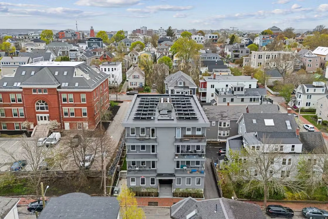 'Trang trại' năng lượng mặt trời do cư dân sở hữu trên mái chung cư  - Ảnh 1.