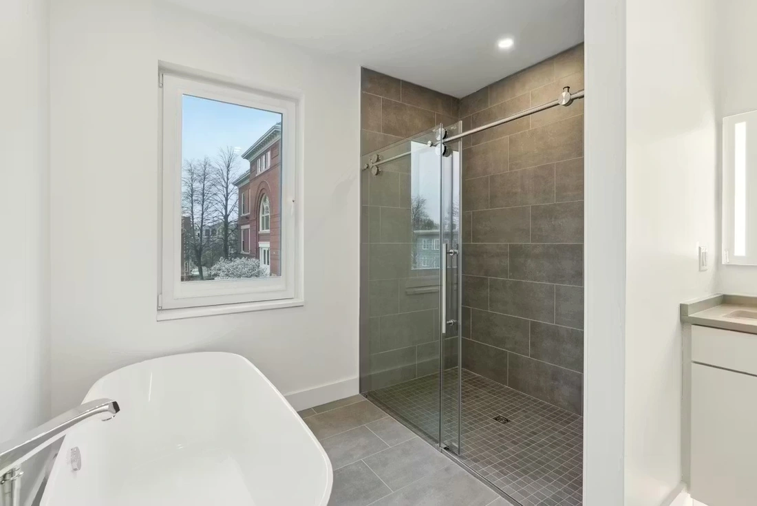 'Trang trại' năng lượng mặt trời do cư dân sở hữu trên mái chung cư  - Ảnh 12.