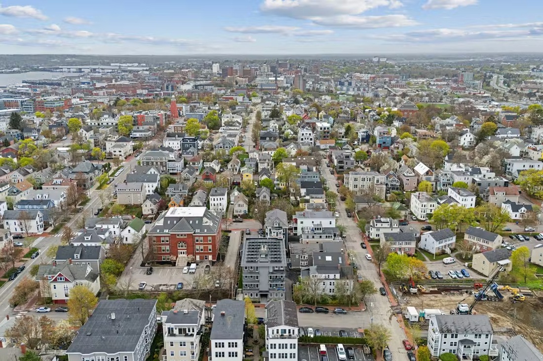 'Trang trại' năng lượng mặt trời do cư dân sở hữu trên mái chung cư  - Ảnh 2.