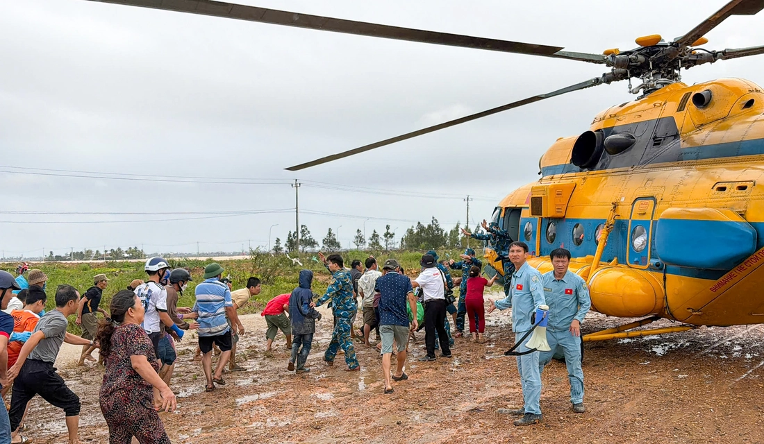 Người dân Phú Yên cũ ùa tới khi trực thăng trung đoàn 917 hạ cánh đưa hàng cứu trợ khẩn cấp - Ảnh 8.