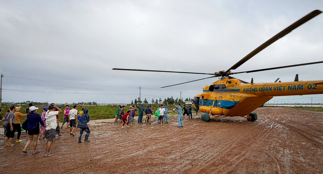 Người dân Phú Yên cũ ùa tới khi trực thăng trung đoàn 917 hạ cánh đưa hàng cứu trợ khẩn cấp - Ảnh 13.