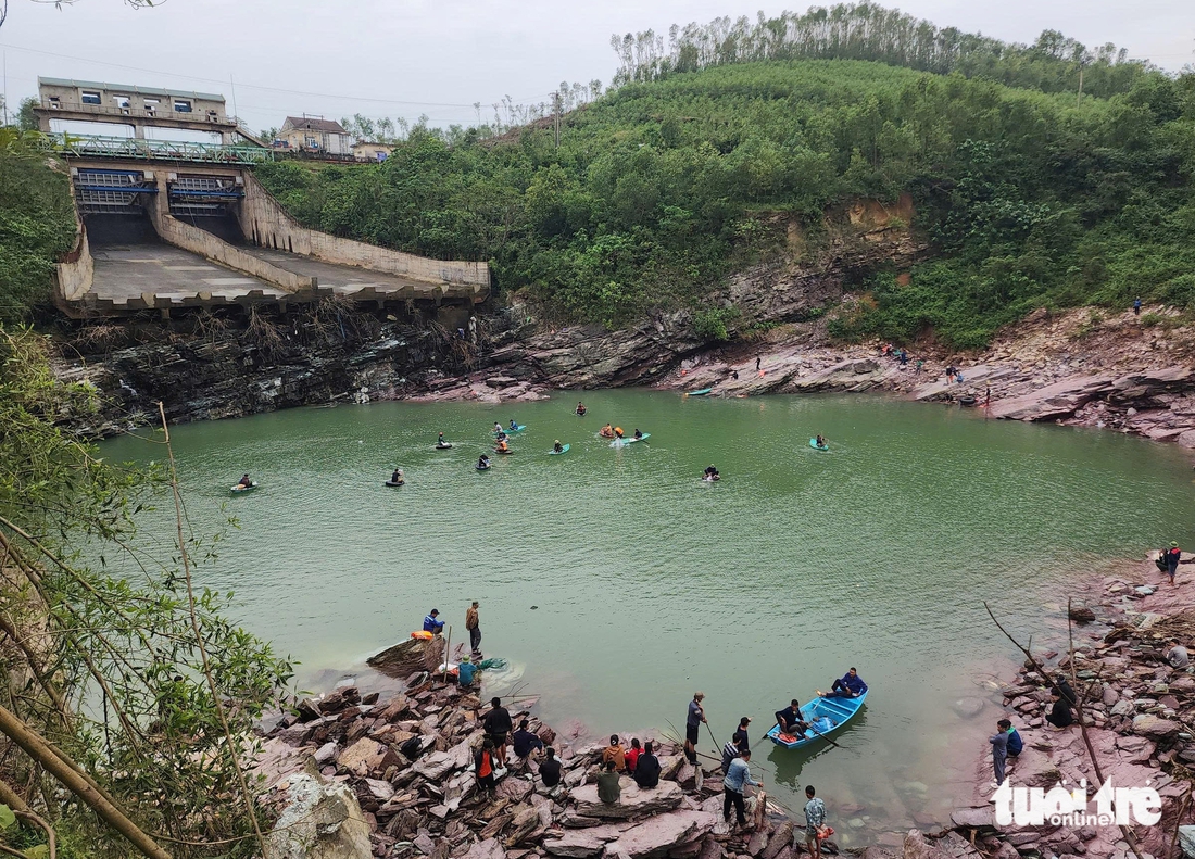 Người dân đua nhau săn cá 'khủng' dưới xả tràn lũ hồ Kẻ Gỗ - Ảnh 1.