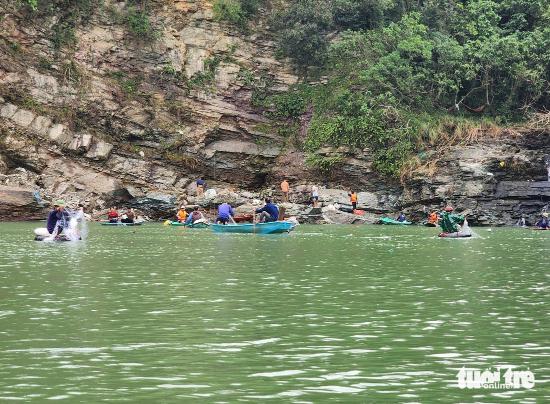 Người dân đua nhau săn cá 'khủng' dưới xả tràn lũ hồ Kẻ Gỗ - Ảnh 2.