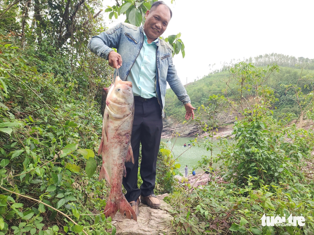 Người dân đua nhau săn cá 'khủng' dưới xả tràn lũ hồ Kẻ Gỗ - Ảnh 3.