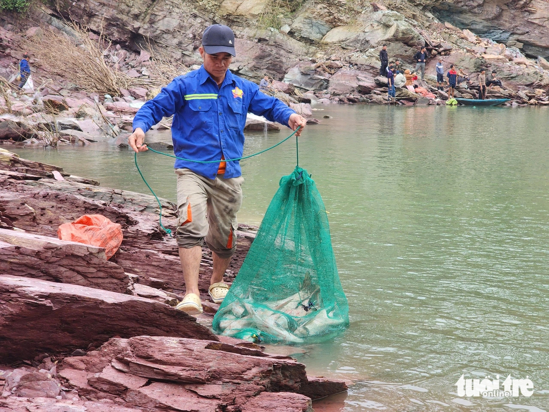 Người dân đua nhau săn cá 'khủng' dưới xả tràn lũ hồ Kẻ Gỗ - Ảnh 5.