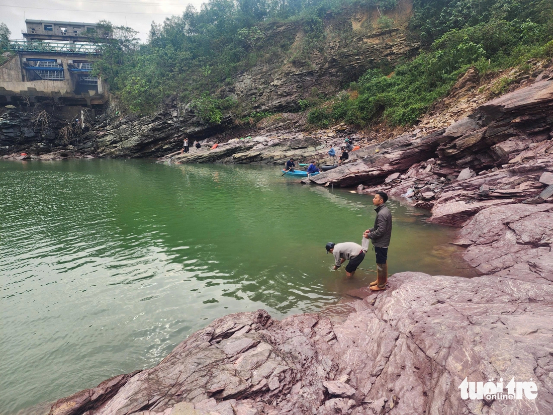 Người dân đua nhau săn cá 'khủng' dưới xả tràn lũ hồ Kẻ Gỗ - Ảnh 6.
