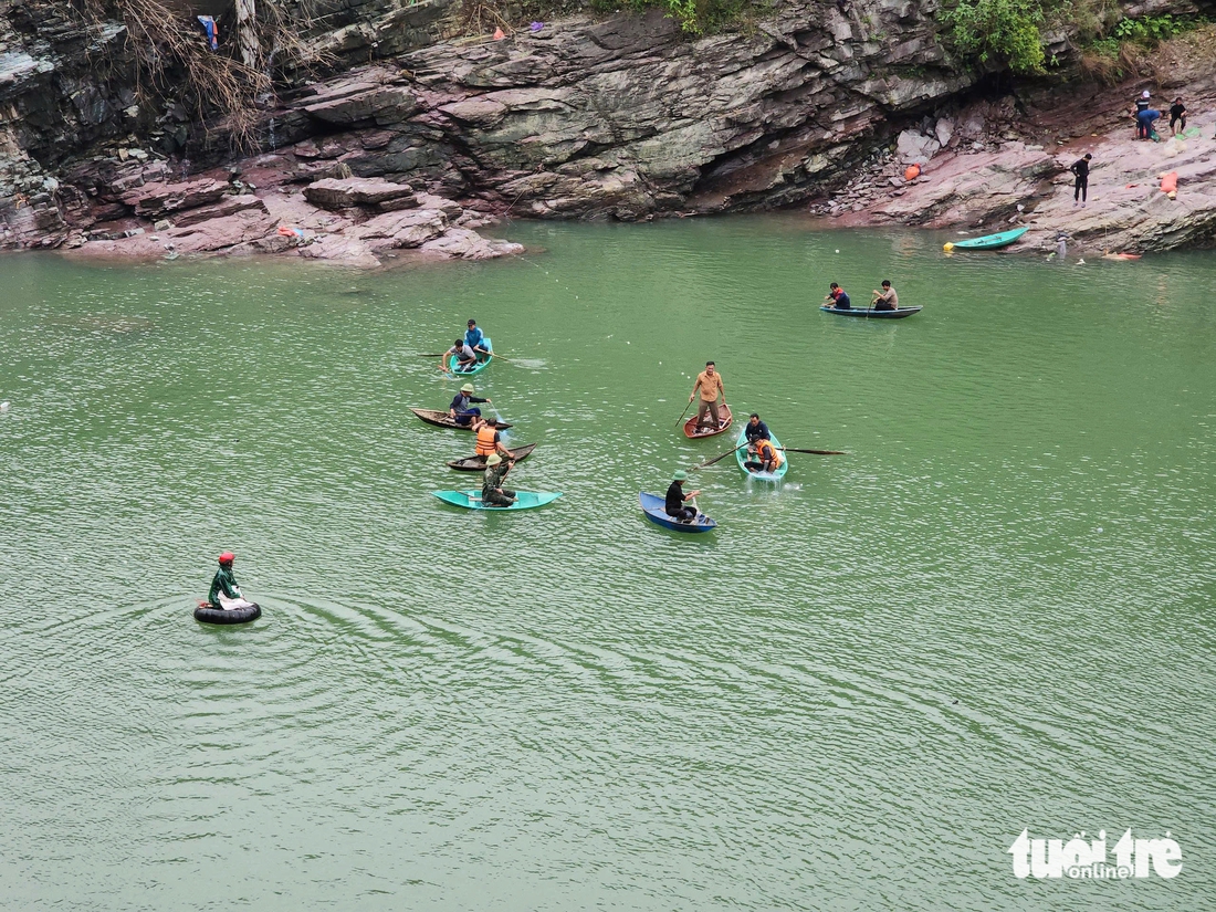 Người dân đua nhau săn cá 'khủng' dưới xả tràn lũ hồ Kẻ Gỗ - Ảnh 8.