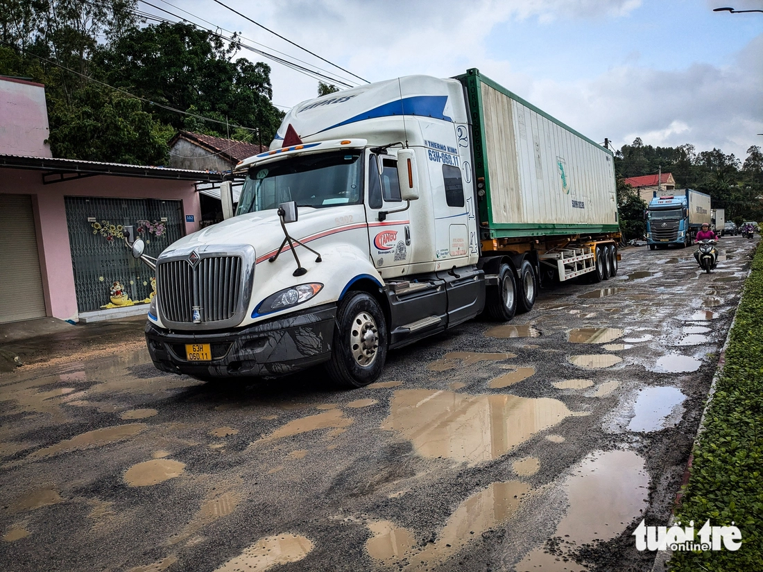 Nhiều đoạn quốc lộ 1 tan hoang sau lũ, xe cộ nhích từng chút - Ảnh 3.