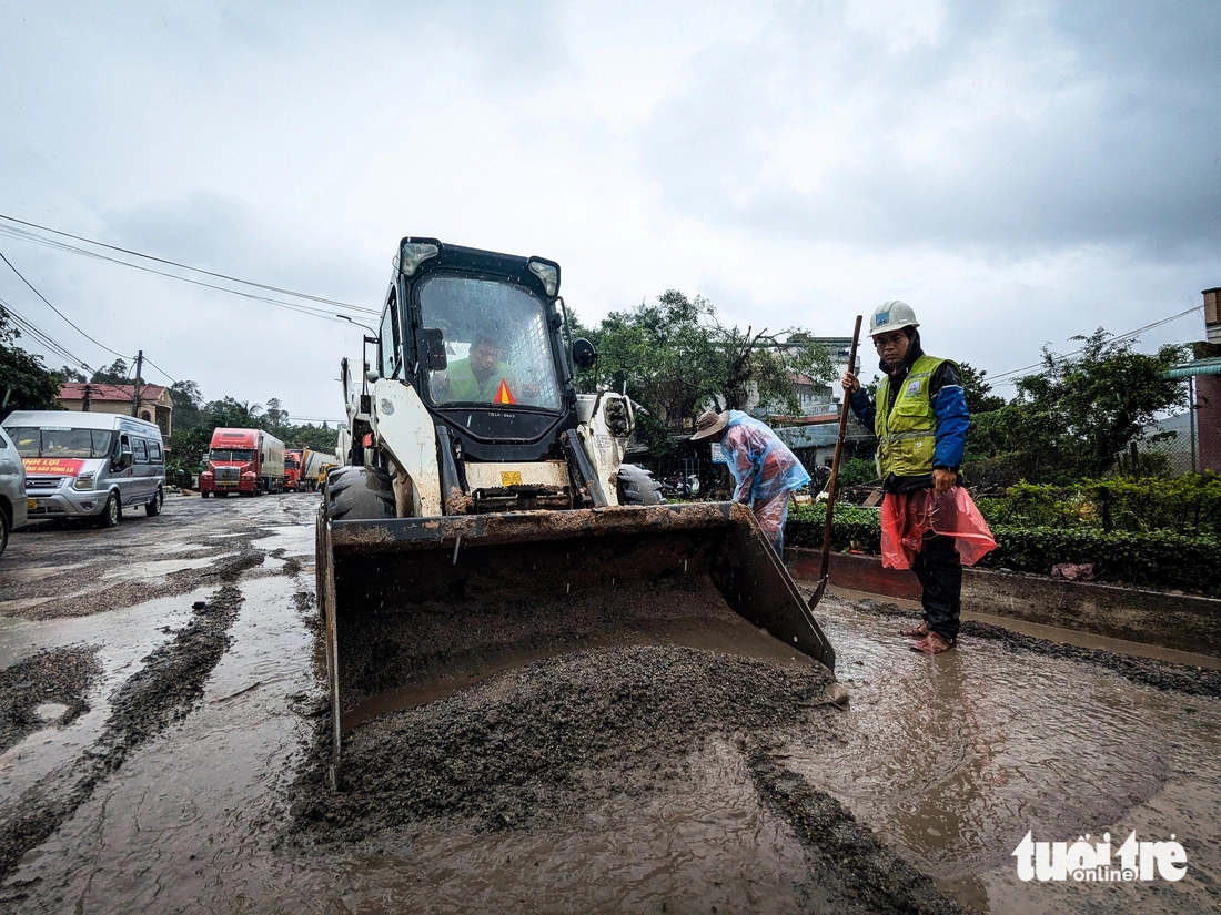 Quốc lộ 1 nhiều đoạn tan hoang sau lũ, xe cộ vật vã nhích từng chút  - Ảnh 4.