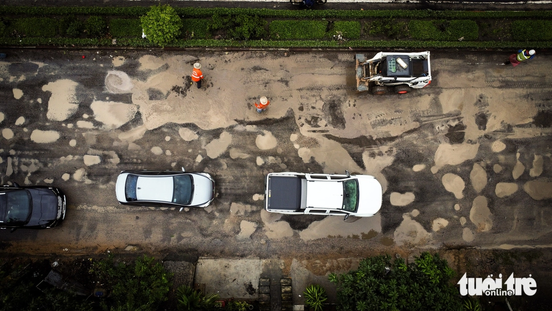Quốc lộ 1 nhiều đoạn tan hoang sau lũ, xe cộ vật vã nhích từng chút  - Ảnh 5.
