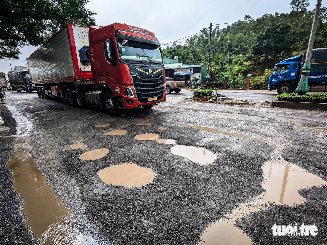 Quốc lộ 1 nhiều đoạn tan hoang sau lũ, xe cộ vật vã nhích từng chút  - Ảnh 6.