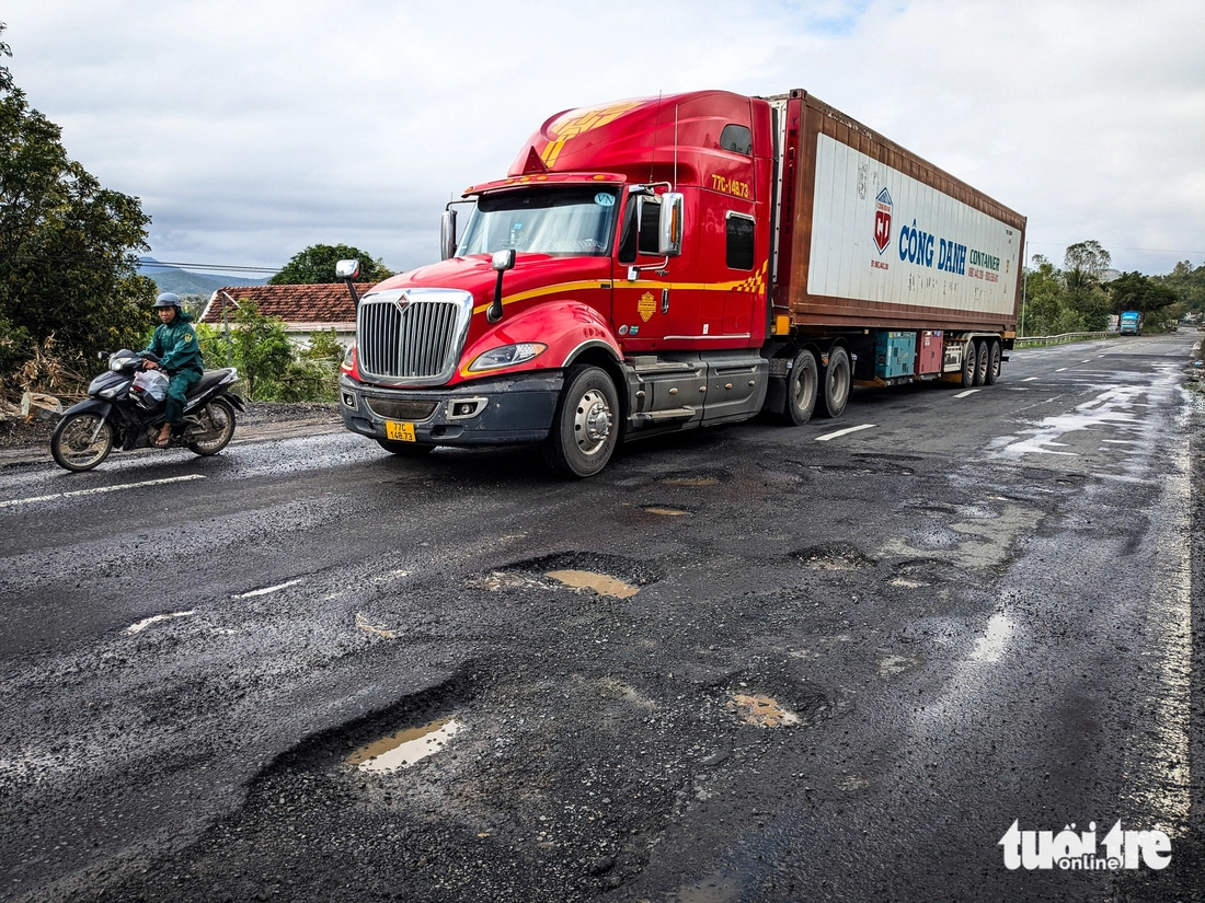 Nhiều đoạn quốc lộ 1 tan hoang sau lũ, xe cộ nhích từng chút - Ảnh 7.