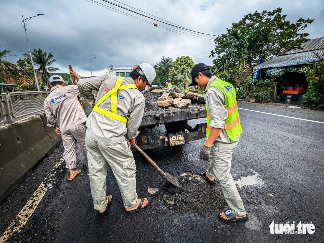 Quốc lộ 1 nhiều đoạn tan hoang sau lũ, xe cộ vật vã nhích từng chút  - Ảnh 12.